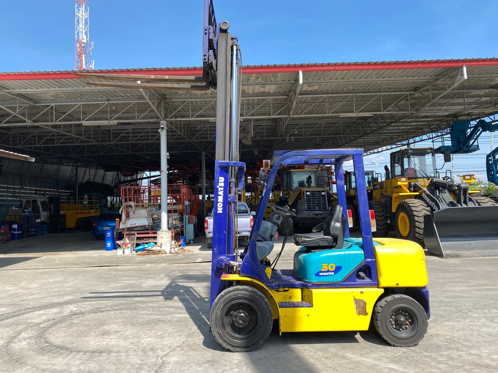 รถฟอร์คลิฟท์ KOMATSU  FD30T-12 ยก 3 ตัน เสาสูง 3 เมตร  ติดต่อ  Line  jiraroj2909