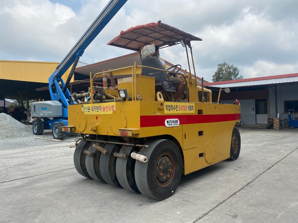 ขายรถบดล้อยาง 9 ล้อ  WATANABE  WP902 รถเก่านอกนำเข้า ติดต่อ  Line: jiraroj2909