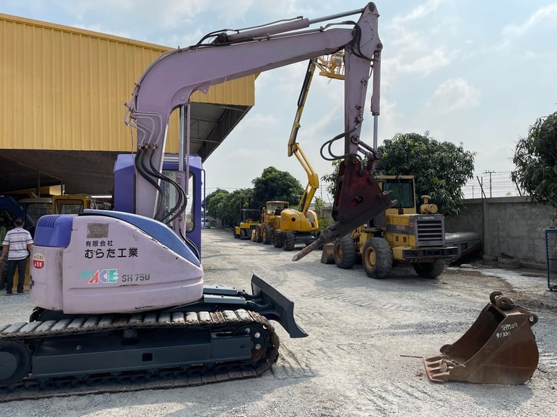 รถแบคโฮ SUMITOMO SH75U-2  ขนาด 7.5 ตัน  มีหัวกระแทกและบุ้งกี๋ รถเก่านอกนำเข้า  ติดต่อ  Line jiraroj2909