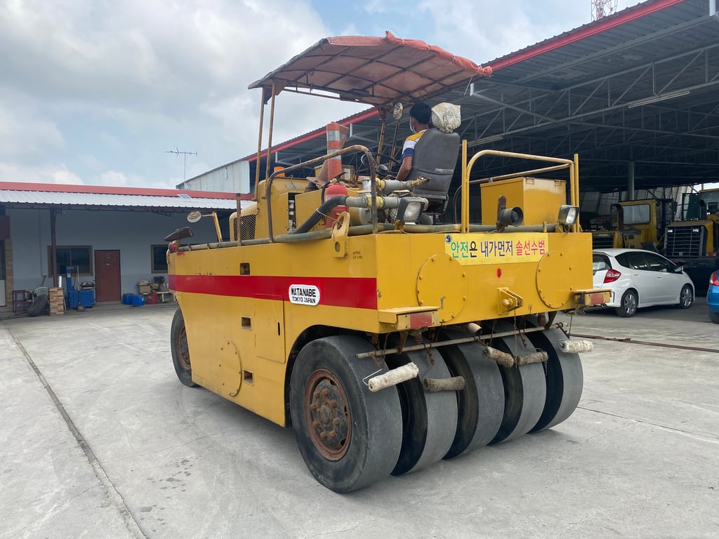 ขายรถบดล้อยาง 9 ล้อ  WATANABE  WP902 รถเก่านอกนำเข้า ติดต่อ  Line: jiraroj2909