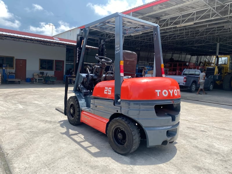 รถฟอร์คลิฟท์  TOYOTA  6FD25  ยก 2.5 ตัน เสาสูง 3เมตร  เกียร์ออโต้  รถเก่านอก ติดต่อ Line jiraroj2909