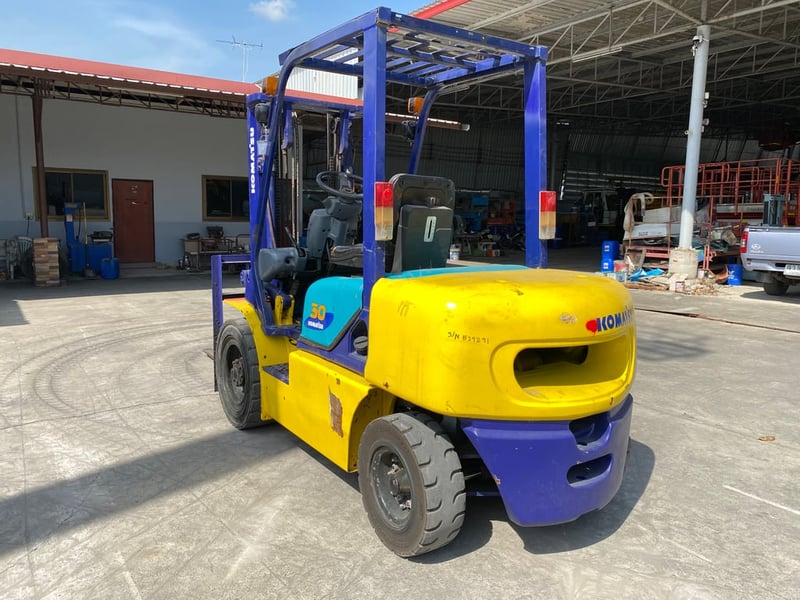 รถฟอร์คลิฟท์ KOMATSU รุ่น FD30T-12 เกียร์ธรรมดา รถเก่านอกนำเข้า ติดต่อ Line jiraroj2909