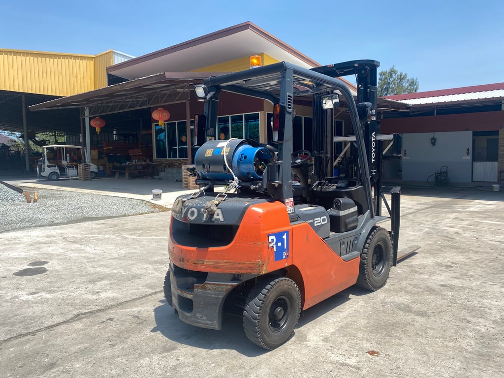 รถฟอร์คลิฟท์ TOYOTA 02-8FG20 ยก 2ตัน  ยกสูง 5.5เมตร ใช้แก๊ส LPG ติดต่อ   Line  jiraroj2909