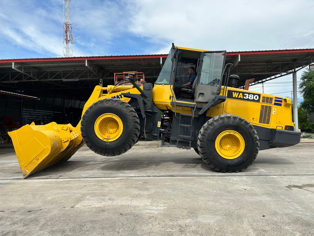 รถตักล้อยาง KOMATSU WA380-6 บุ้งกี๋ 3.3 คิว รถเก่านอกนำเข้า ติดต่อ Line jiraroj2909 รถตักล้อยาง KOMATSU WA380-6 บุ้งกี๋ 3.3 คิว รถเก่านอกนำเข้า ติดต่อ Line jiraroj2909