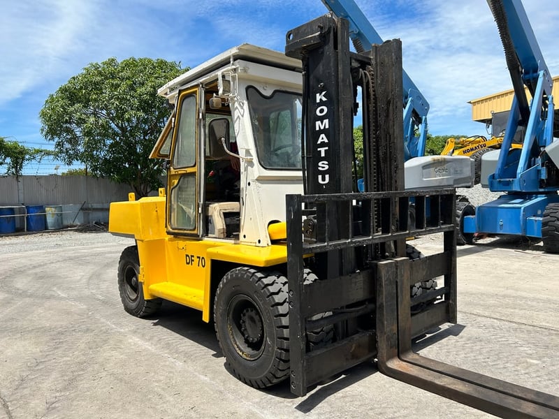 รถฟอร์คลิฟท์ KOMATSU DF70 ขนาด 7 ตัน ยกสูง 3 เมตร งาสไลด์ ติดต่อ Line jiraroj2909