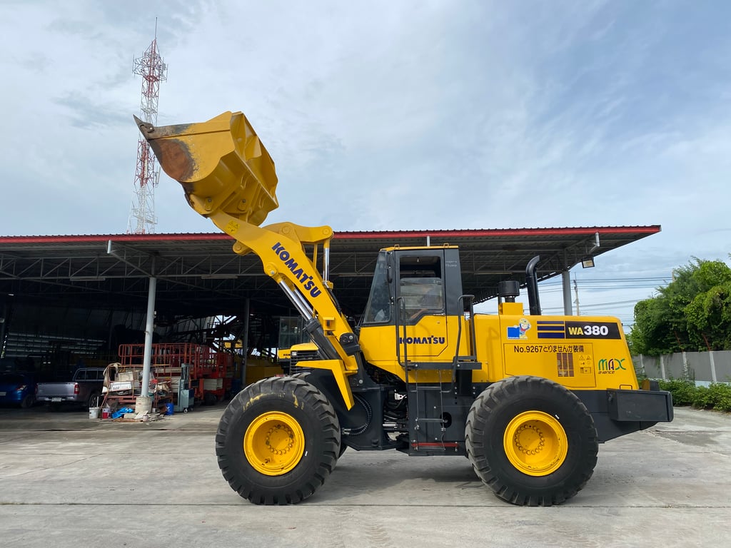 รถตักล้อยาง KOMATSU  WA380-3 บุ้งกี๋ 3 คิว ยกสูง 3.9 ม. รถเก่านอกนำเข้า ติดต่อ Line jiraroj2909