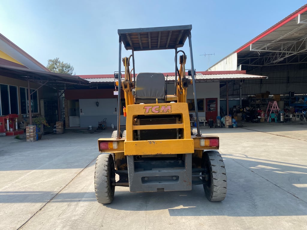 รถตักล้อยาง TCM  SD25  แขนยกสูง 4.4 เมตร รถเก่านอกนำเข้า ติดต่อ  Line jiraroj2909