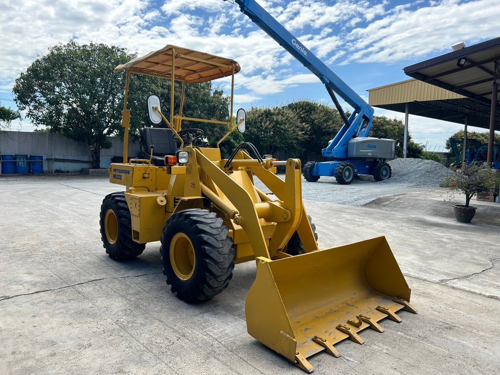 รถตักล้อยาง MITSUBISHI WS200 บุ้งกี๋ 0.3 คิว  รถเก่านอกนำเข้า ติดต่อ Line jiraroj2909