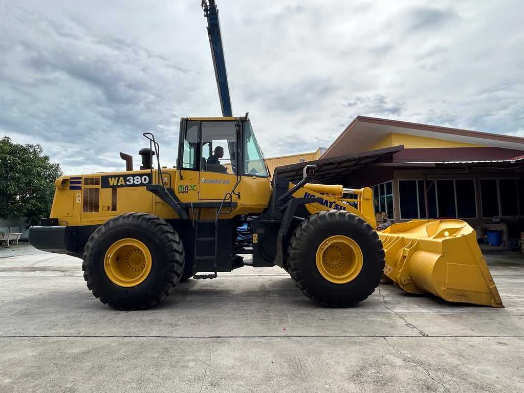 รถตักล้อยาง KOMATSU WA380-6 บุ้งกี๋ 3.3 คิว รถเก่านอกนำเข้า ติดต่อ Line jiraroj2909 รถตักล้อยาง KOMATSU WA380-6 บุ้งกี๋ 3.3 คิว รถเก่านอกนำเข้า ติดต่อ Line jiraroj2909
