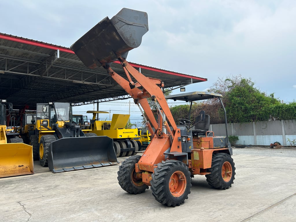 รถตักล้อยาง MITSUBISHI WS300A บุ้งกี๋ 0.5 คิว  รถเก่านอกนำเข้า ติดต่อ Line jiraroj2909