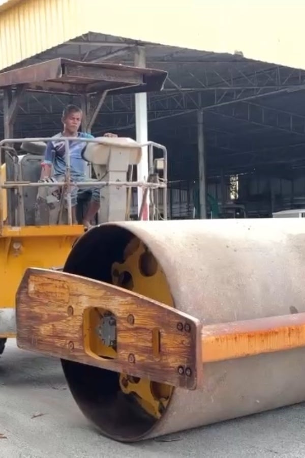 รถบดสั่นสะเทือน VOLVO SD110 ขนาด 11 ตัน   รถเก่านอกนำเข้า ติดต่อ  Line jiraroj2909