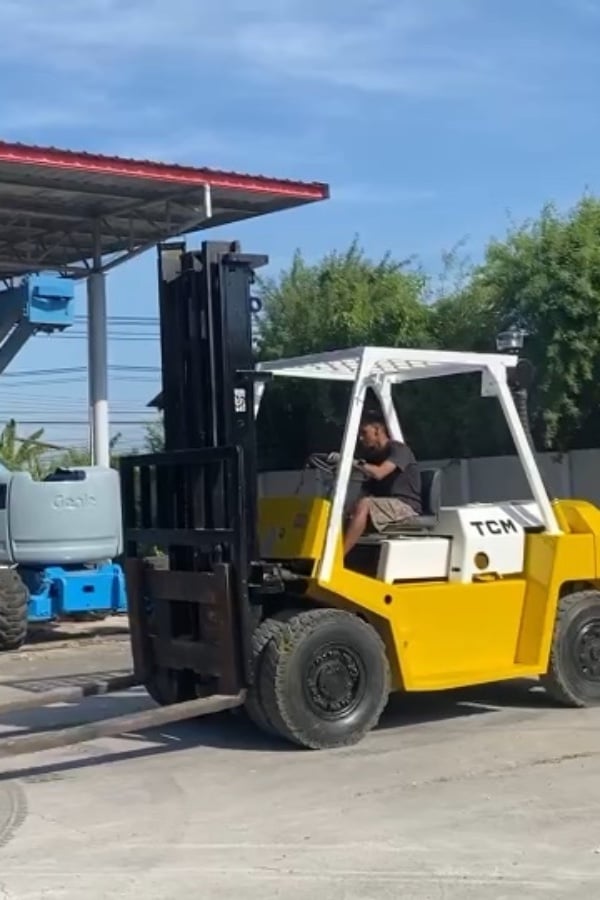 รถฟอร์คลิฟท์ TCM FD60Z4 ยก 6 ตัน เสาสูง 4 ม. เกียร์ธรรมดา ติดต่อ Line jiraroj2909 รถฟอร์คลิฟท์ TCM FD60Z4 ยก 6 ตัน เสาสูง 4 ม. เกียร์ธรรมดา ติดต่อ Line jiraroj2909