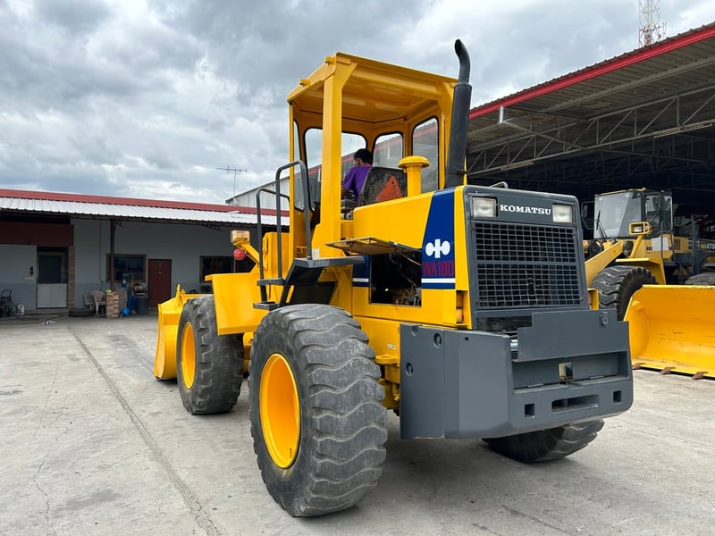 รถตักล้อยาง KOMATSU  WA180 บุ้งกี๋ 1.6 คิว ยกสูง 3.3 ม. รถเก่านอกนำเข้า ติดต่อ Line jiraroj2909