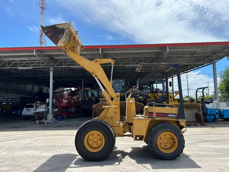 รถตักล้อยาง MITSUBISHI   WS300A บุ้งกี๋ 0.5 คิว ยกสูง 3 เมตร รถเก่านอกนำเข้า  ติดต่อ Line  jiraroj2909