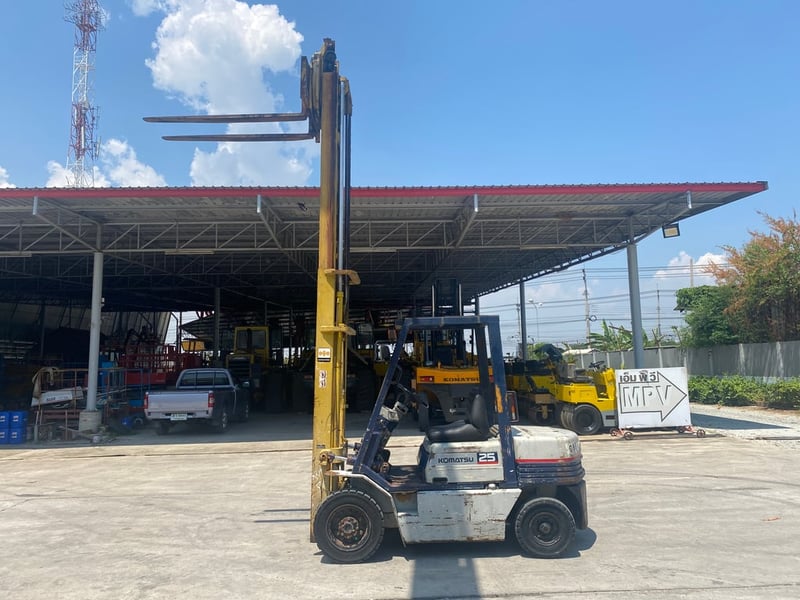 รถฟอร์คลิฟท์ KOMATSU  FD25-11 ยก 2.5 ตัน ยกสูง 4 เมตร งาหมุน    ติดต่อ Line jiraroj2909