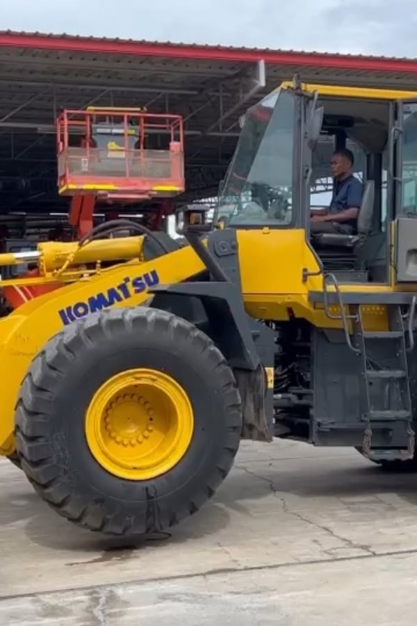 รถตักล้อยาง KOMATSU  WA380-6 บุ้งกี๋ 3.3 คิว  รถเก่านอกนำเข้า ติดต่อ Line jiraroj2909