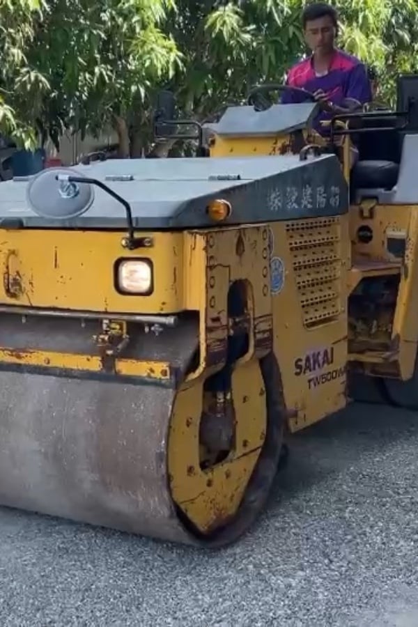 รถบดล้อหน้าเหล็กล้อหลังยาง SAKAI TW500W-1 หนัก 4 ตัน ติดต่อ Line jiraroj2909