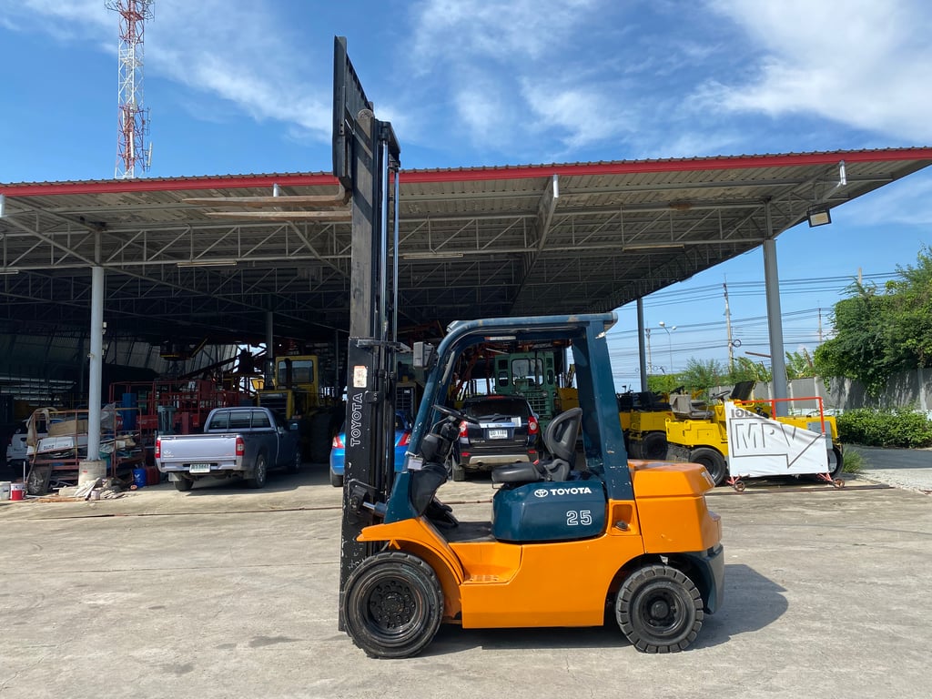 รถฟอร์คลิฟท์ TOYOTA 7FD25 ยก 2.5 ตัน เสาสูง 3 เมตร รถเก่านอก ติดต่อ Line jiraroj2909 รถฟอร์คลิฟท์ TOYOTA 7FD25 ยก 2.5 ตัน เสาสูง 3 เมตร รถเก่านอก ติดต่อ Line jiraroj2909