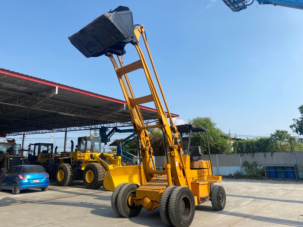 รถตักล้อยาง TCM  SD25  แขนยกสูง 4.4 เมตร รถเก่านอกนำเข้า ติดต่อ  Line jiraroj2909