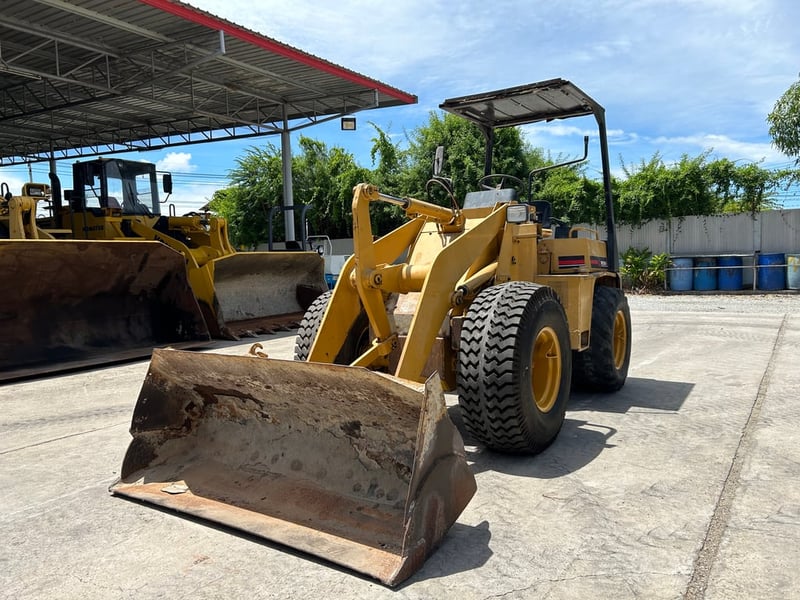 รถตักล้อยาง MITSUBISHI   WS300A บุ้งกี๋ 0.5 คิว ยกสูง 3 เมตร รถเก่านอกนำเข้า  ติดต่อ Line  jiraroj2909