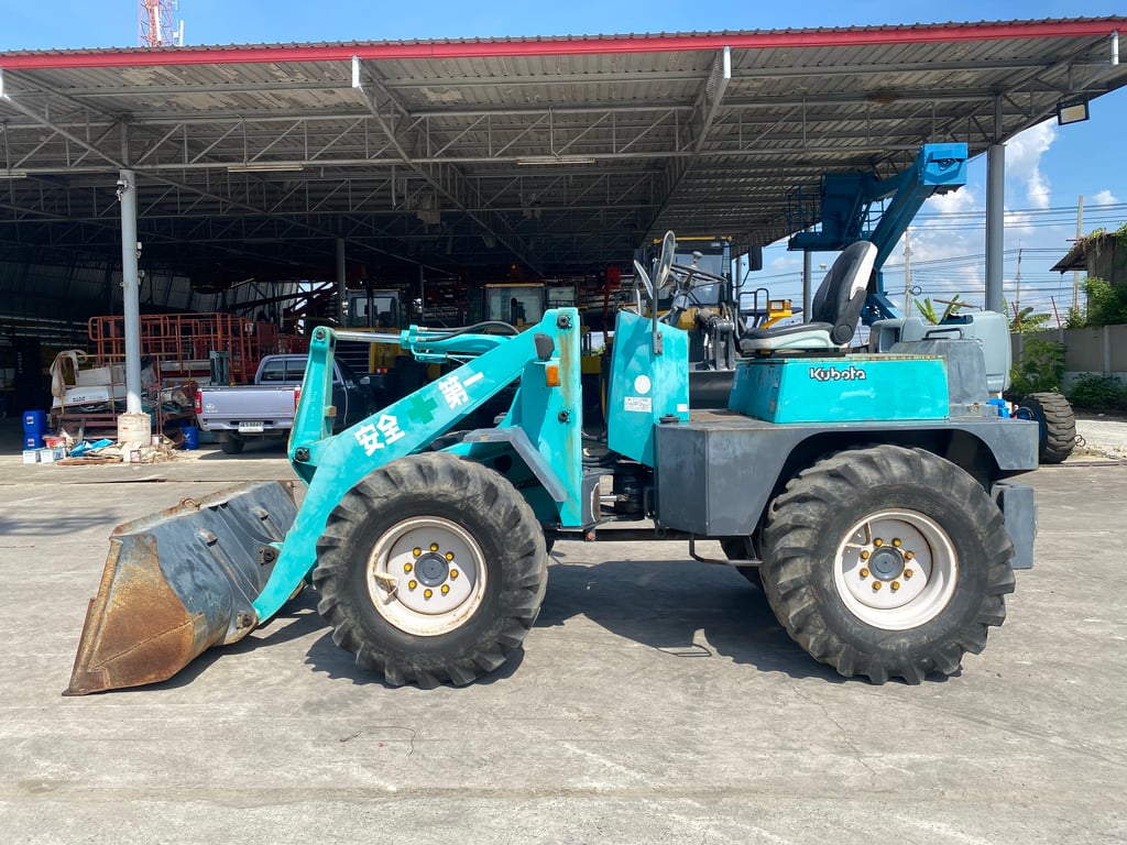รถตักล้อยาง KUBOTA  RA500 บุ้งกี๋ 0.6คิว  ยกสูง 3.2 เมตร  ติดต่อ Line jiraroj2909