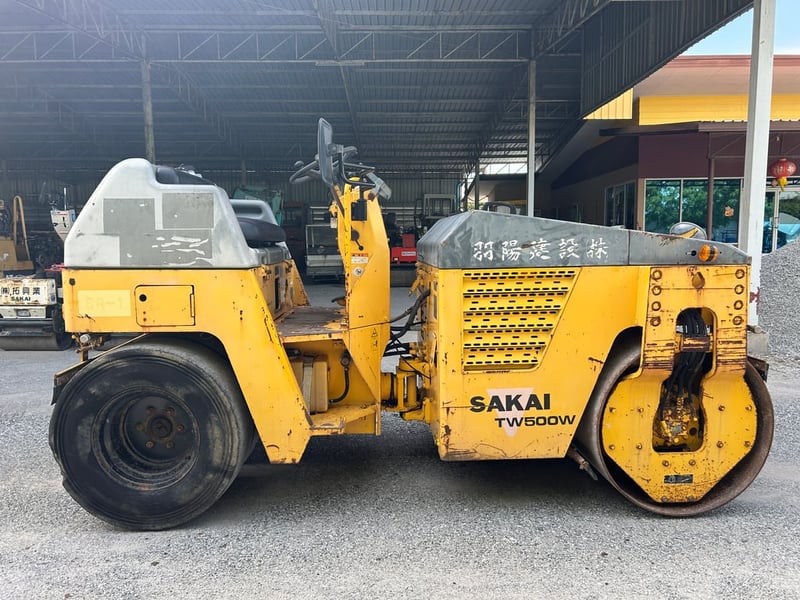 รถบดล้อหน้าเหล็กล้อหลังยาง SAKAI TW500W-1 หนัก 4 ตัน ติดต่อ Line jiraroj2909