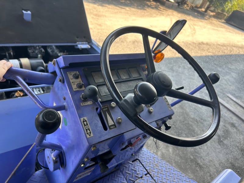 รถบด  KOMASTU JV40CW-3 ล้อหน้าเหล็ก ล้อหลังยาง  ขนาด 4ตัน  ติดต่อ Line jiraroj2909