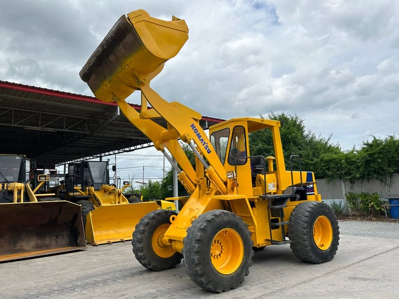 รถตักล้อยาง KOMATSU  WA180 บุ้งกี๋ 1.6 คิว ยกสูง 3.3 ม. รถเก่านอกนำเข้า ติดต่อ Line jiraroj2909