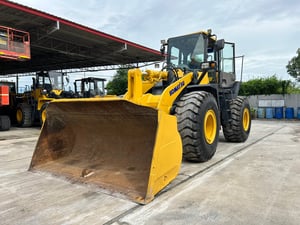 รถตักล้อยาง KOMATSU  WA380-6 บุ้งกี๋ 3.3 คิว  รถเก่านอกนำเข้า ติดต่อ Line jiraroj2909