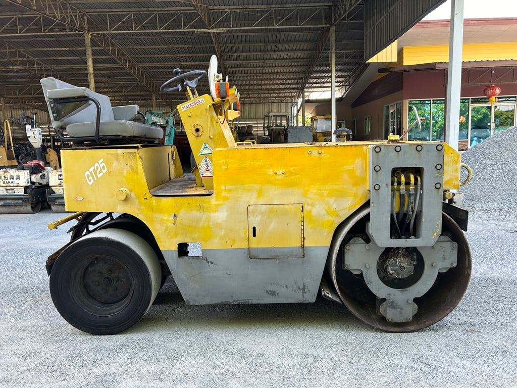 รถบด SAKAI TG25 ขนาด 2.5 ตัน รถเก่านอกนำเข้า  ติดต่อ   Line  jiraroj2909
