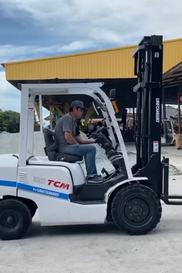 รถฟอร์คลิฟท์ TCM ขนาด 3ตัน รุ่น FD30T3 ยกสูง 4เมตร รถเก่านอกนำเข้า ติดต่อ Line jiraroj2909