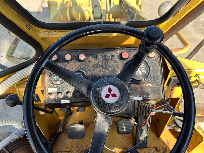 รถตักล้อยาง MITSUBISHI   WS300 บุ้งกี๋ 0.5 คิว ยกสูง 3 เมตร รถเก่านอกนำเข้า  ติดต่อ Line  jiraroj2909