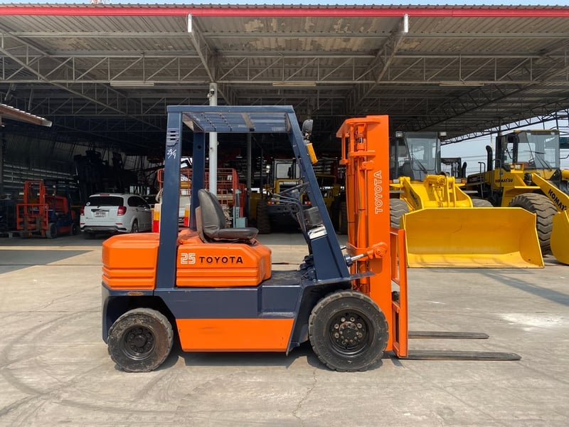 รถฟอร์คลิฟท์  TOYOTA 02-5FD25  ยก 2.5 ตัน เสาสูง 3เมตร ติดต่อ  Line jiraroj2909