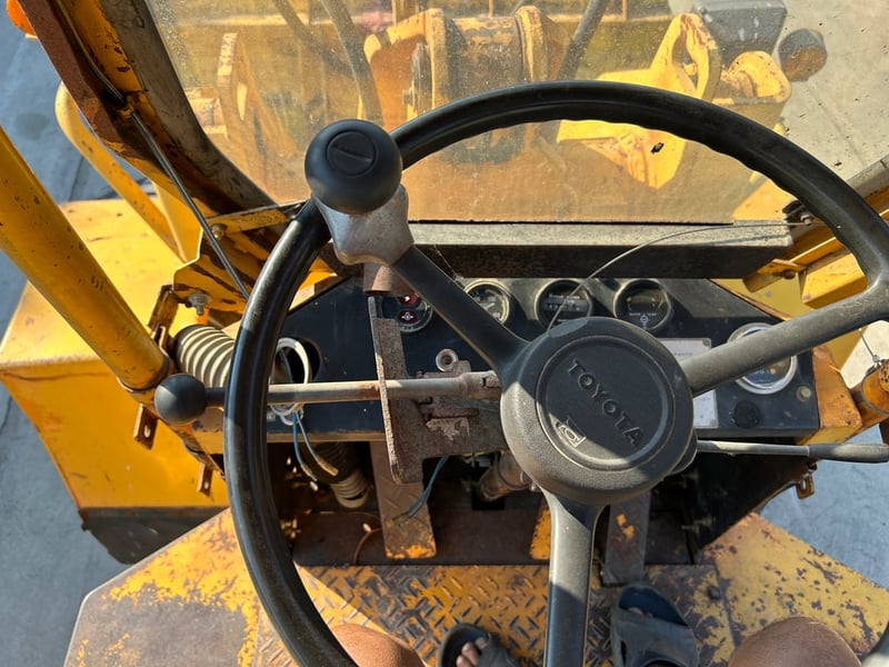 รถตักล้อยาง TOYOTA SDT15 บุ้งกี๋ 1.3 คิว รถเก่านอกนำเข้า ติดต่อ Line jiraroj2909 รถตักล้อยาง TOYOTA SDT15 บุ้งกี๋ 1.3 คิว รถเก่านอกนำเข้า ติดต่อ Line jiraroj2909