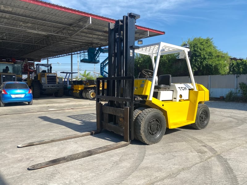 รถฟอร์คลิฟท์ TCM   FD60Z4 ยก 6 ตัน เสาสูง 4 ม. เกียร์ธรรมดา ติดต่อ Line jiraroj2909