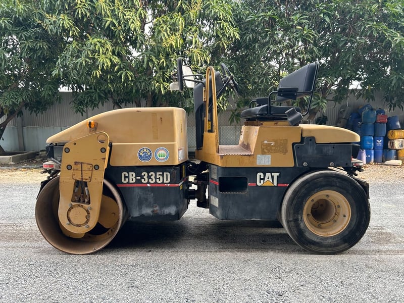 รถบดล้อหน้าเหล็กล้อหลังยาง CAT CB-335D ขนาด 4 ตัน รถเก่านอกนำเข้า  ติดต่อ   Line  jiraroj2909