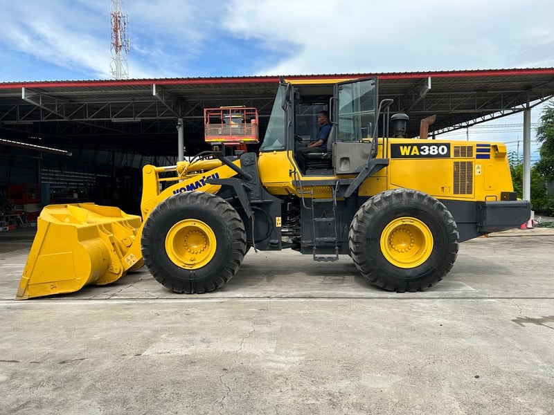 รถตักล้อยาง KOMATSU  WA380-6 บุ้งกี๋ 3.3 คิว  รถเก่านอกนำเข้า ติดต่อ Line jiraroj2909
