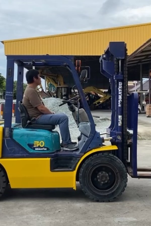 รถฟอร์คลิฟท์ KOMATSU  FD30T-14  ยก 3 ตัน เสาสูง 3 เมตร  ติดต่อ  Line  jiraroj2909