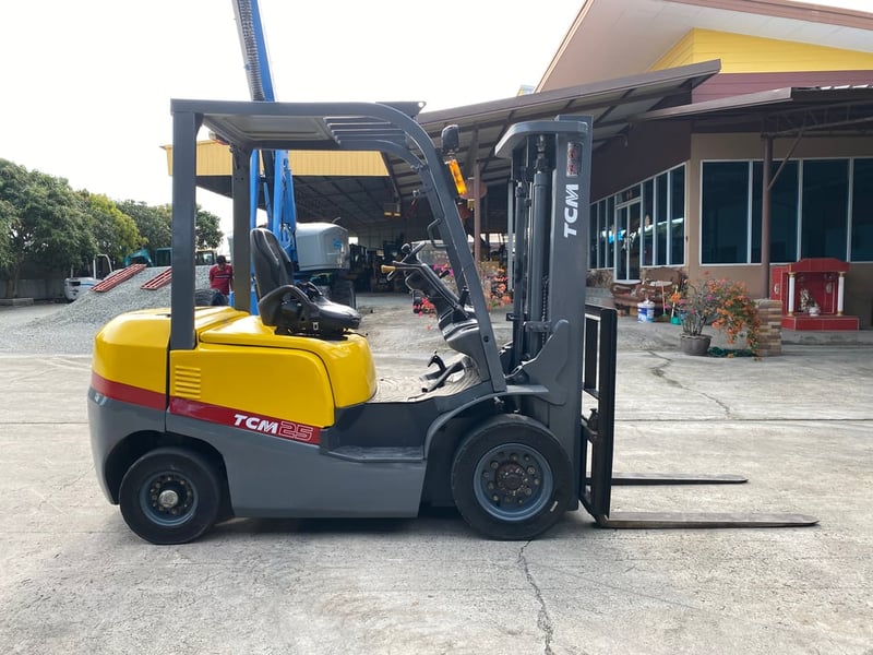รถฟอร์คลิฟท์ TCM  FD25T3C ขนาด 2.5 ตัน ยกสูง 3 เมตร รถเก่านอกนำเข้า ติดต่อ Line jiraroj2909