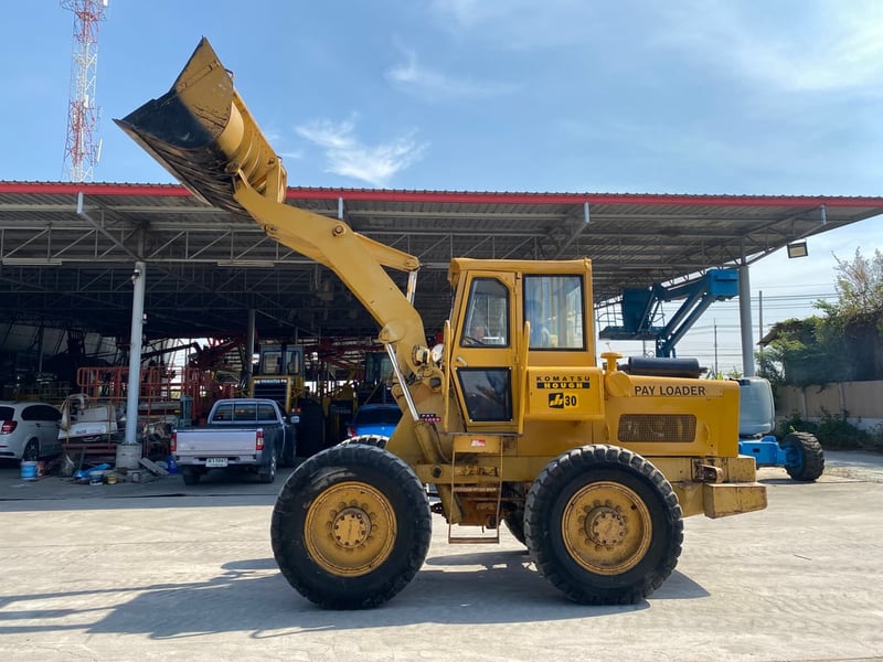 รถตักล้อยาง KOMATSU  JH30B บุ้งกี๋ 1คิว   รถเก่านอกนำเข้า ติดต่อ Line jiraroj2909