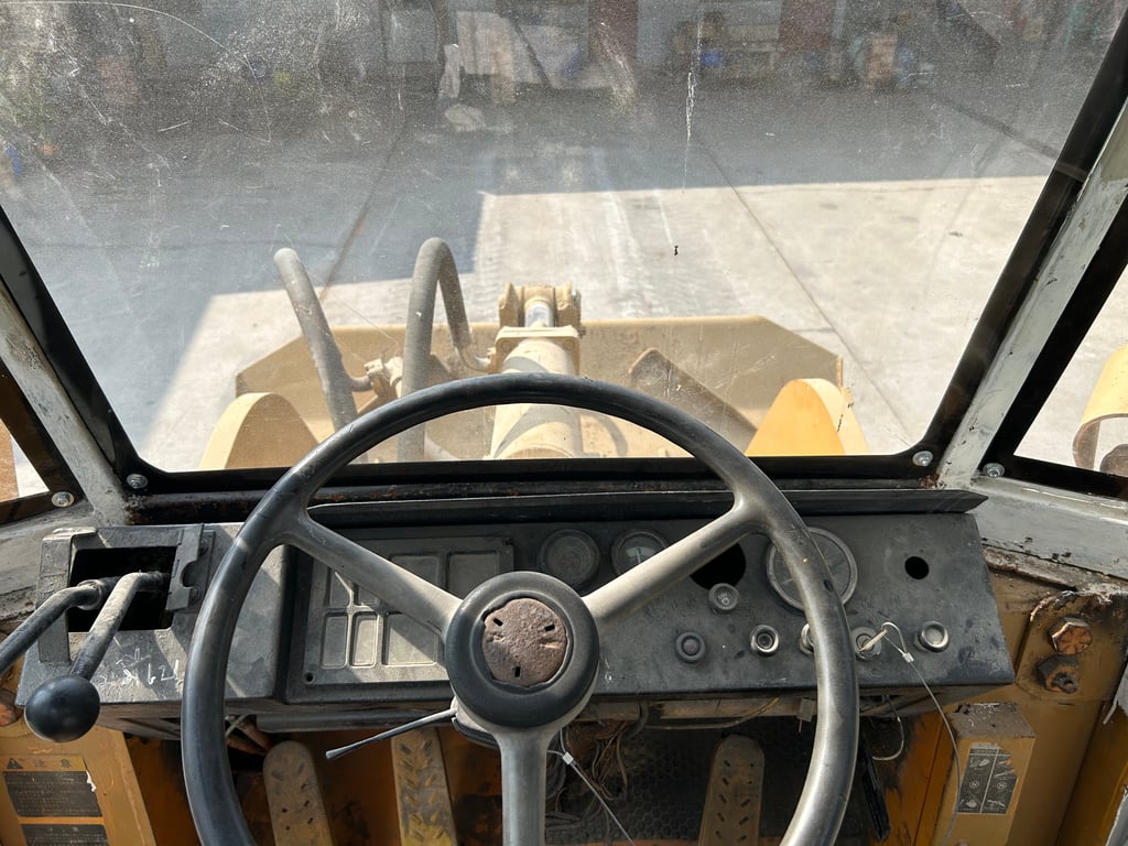 รถตักล้อยาง KOMATSU  530 เทียบเท่า WA300 บุ้งกี๋ 2.3 คิว ยกสูง 3.6 ม. รถเก่านอกนำเข้า ติดต่อ Line jiraroj2909