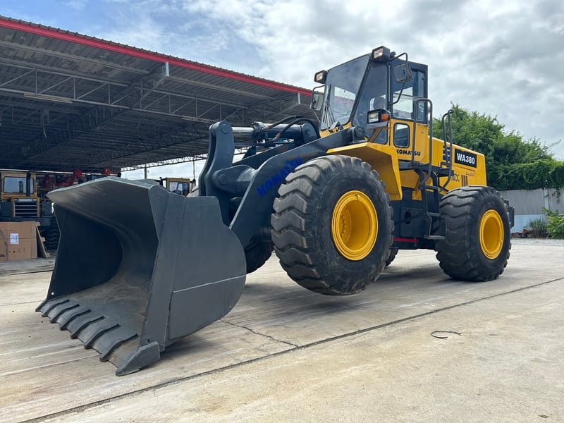 รถตักล้อยาง KOMATSU  WA380-3 บุ้งกี๋ 3 คิว ยกสูง 3.9 ม. รถเก่านอกนำเข้า ติดต่อ Line jiraroj2909