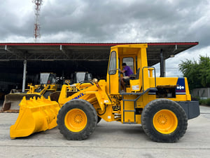 รถตักล้อยาง KOMATSU  WA180 บุ้งกี๋ 1.6 คิว ยกสูง 3.3 ม. รถเก่านอกนำเข้า ติดต่อ Line jiraroj2909