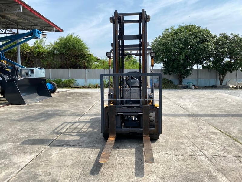 รถฟอร์คลิฟท์ TCM  FD30T6  ยก 3 ตัน   ยกสูง 3.5เมตร รถเก่านอกนำเข้า ติดต่อ Line jiraroj2909