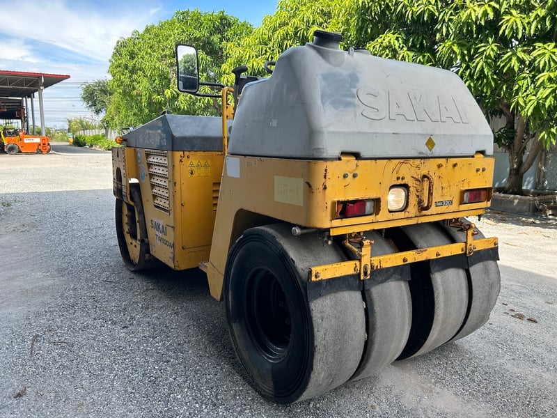 รถบดล้อหน้าเหล็กล้อหลังยาง SAKAI TW500W-1 หนัก 4 ตัน ติดต่อ Line jiraroj2909