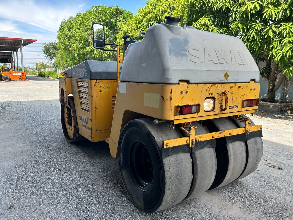 รถบดล้อหน้าเหล็กล้อหลังยาง SAKAI TW500W-1 หนัก 4 ตัน ติดต่อ Line jiraroj2909