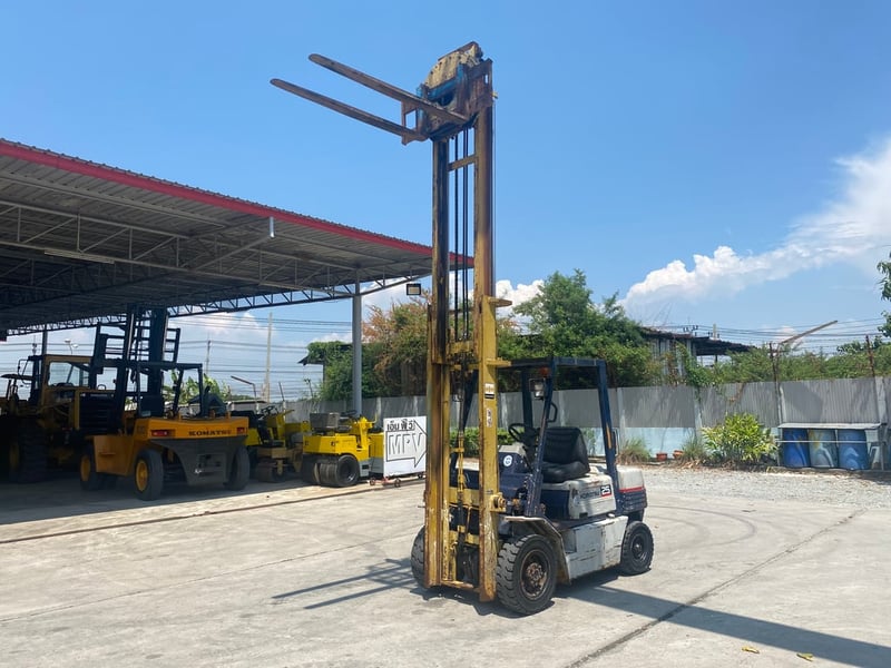 รถฟอร์คลิฟท์ KOMATSU  FD25-11 ยก 2.5 ตัน ยกสูง 4 เมตร งาหมุน    ติดต่อ Line jiraroj2909