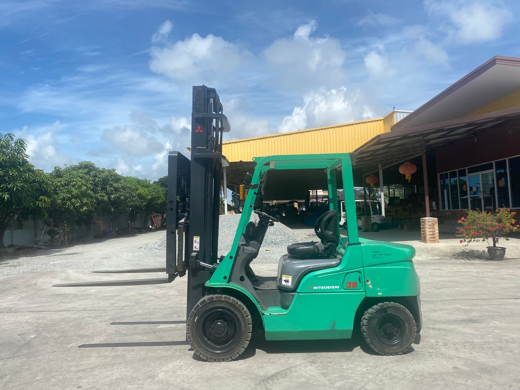 รถฟอร์คลิฟท์ MITSUBISHI FD30NT ยก 3ตัน เสาสูง 4เมตร งาสไลด์ ติดต่อ Line jiraroj2909