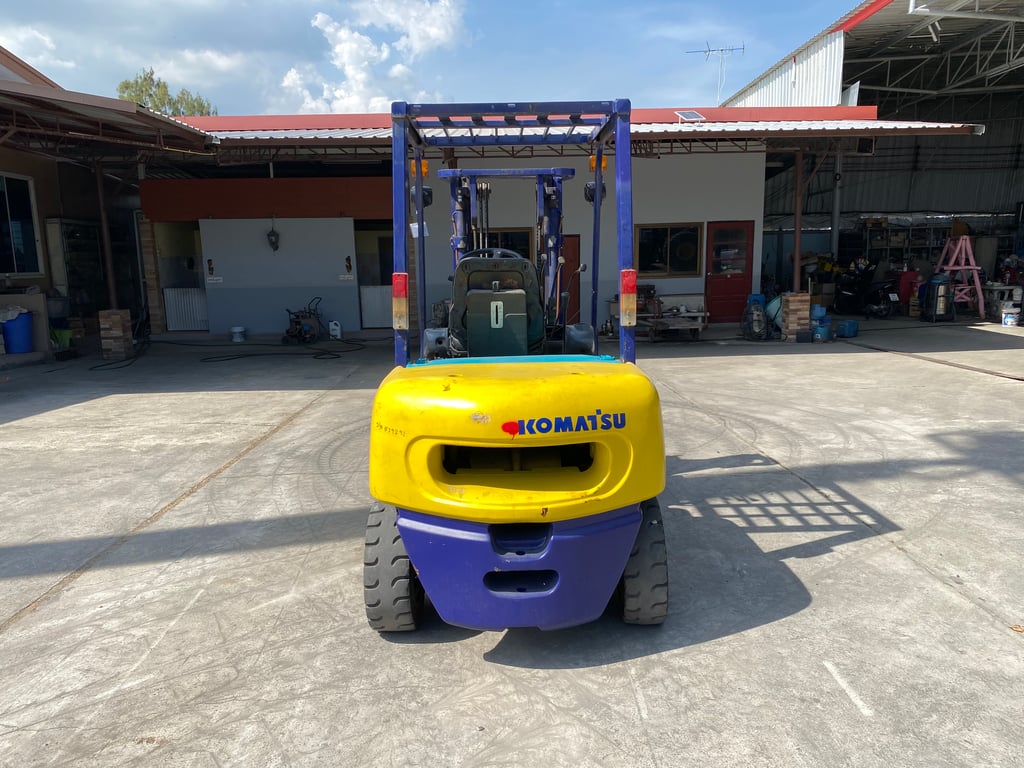 รถฟอร์คลิฟท์ KOMATSU  FD30T-12 ยก 3 ตัน เสาสูง 3 เมตร  ติดต่อ  Line  jiraroj2909