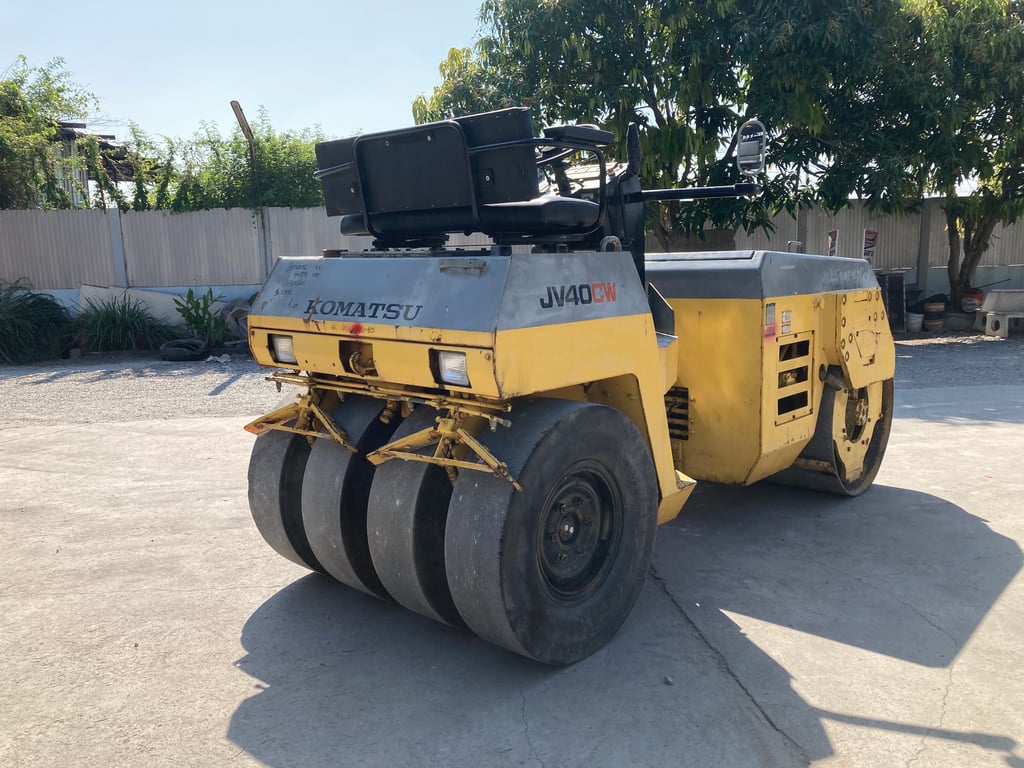 รถบดล้อหน้าเหล็กล้อหลังยาง KOMATSU  JV40CW-2  ขนาด 4 ตัน  รถเก่านอกนำเข้า  ติดต่อ Line  jiraroj2909